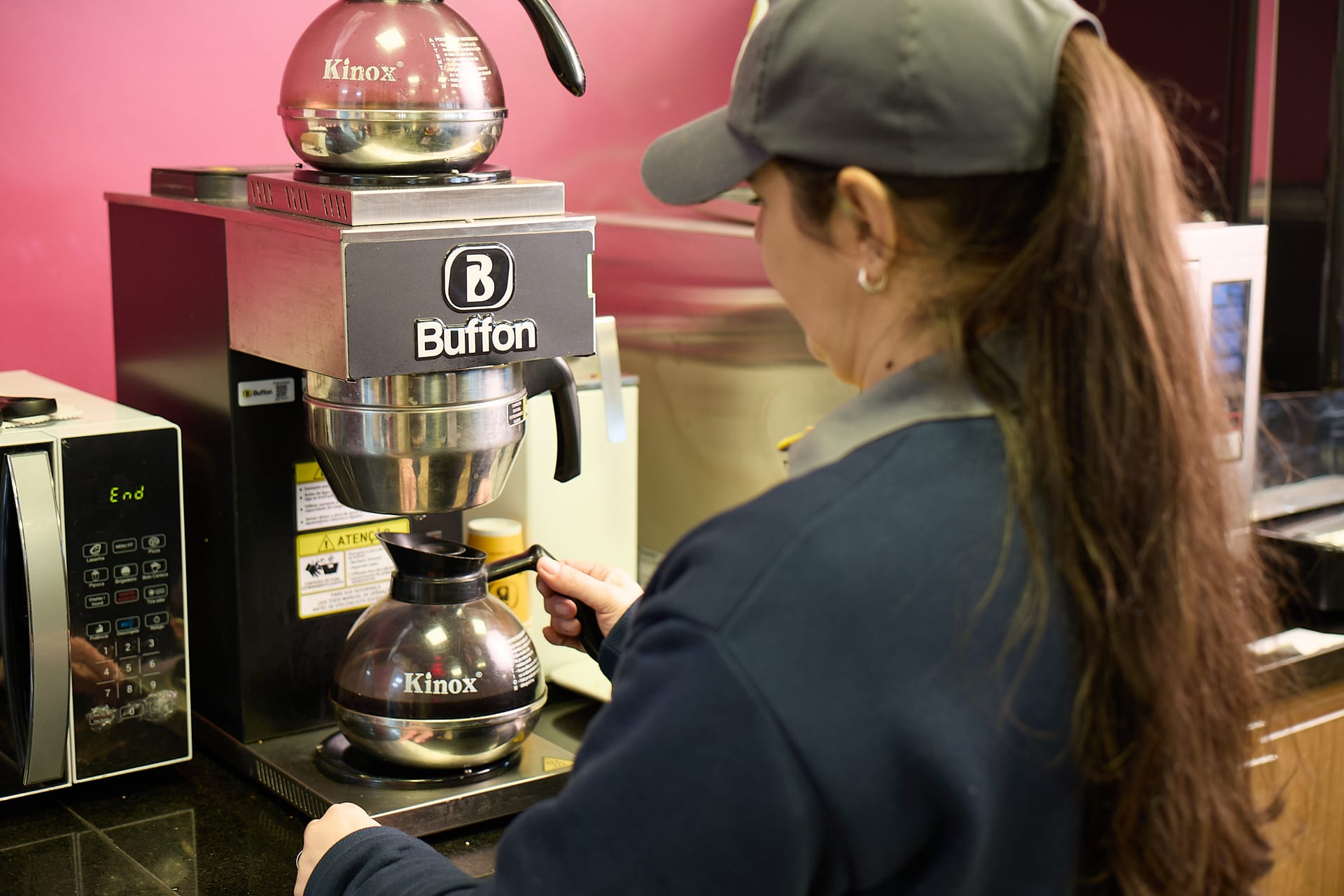 Preparo de café na máquina da conveniência Buffon